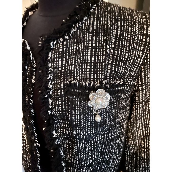 Small Bling Camelia Brooch with Pearl - Picture 2 of 8